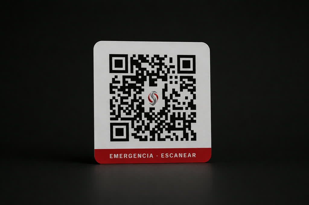 Etiqueta adhesiva cuadrada con el código QR y la franja roja de emergencia.