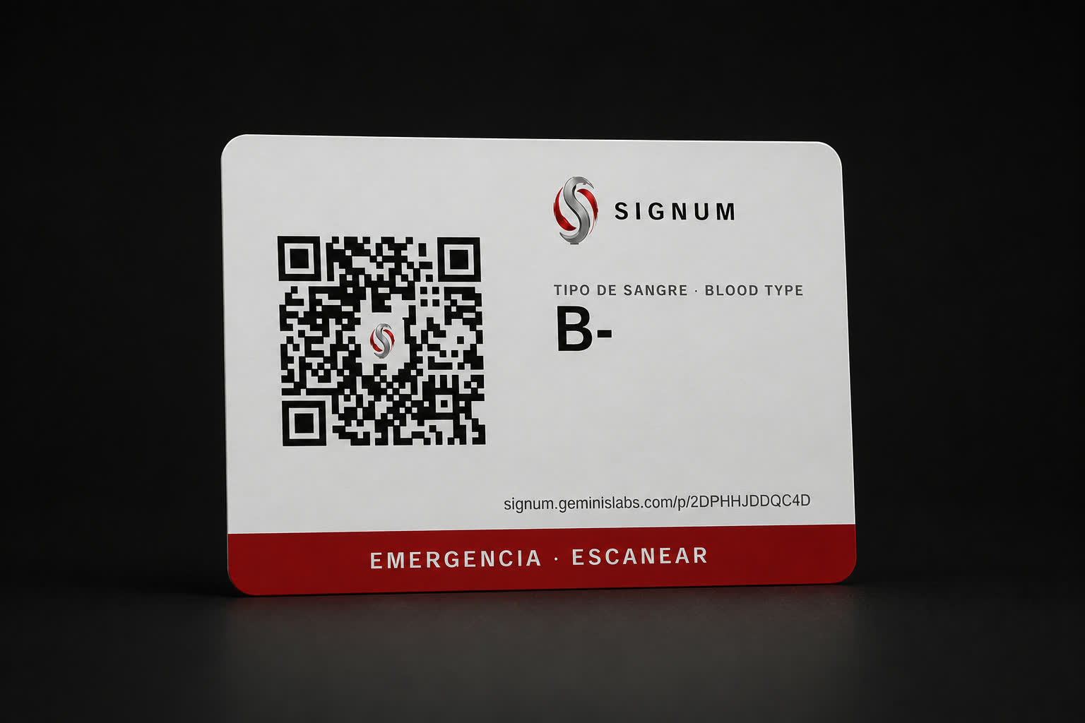 Tarjeta horizontal de Signum: el código QR a la izquierda, el tipo de sangre impreso en grande a la derecha y una franja roja con la leyenda «Emergencia · Escanear».