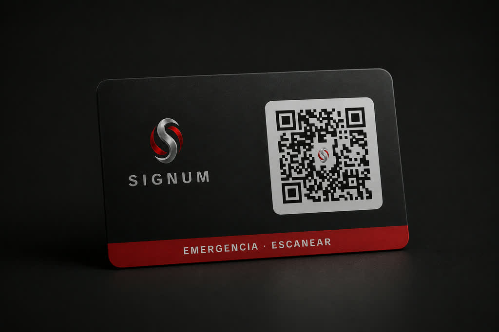 Tarjeta negra de Signum con el logotipo grabado, un código QR y una franja roja con la leyenda «Emergencia · Escanear».