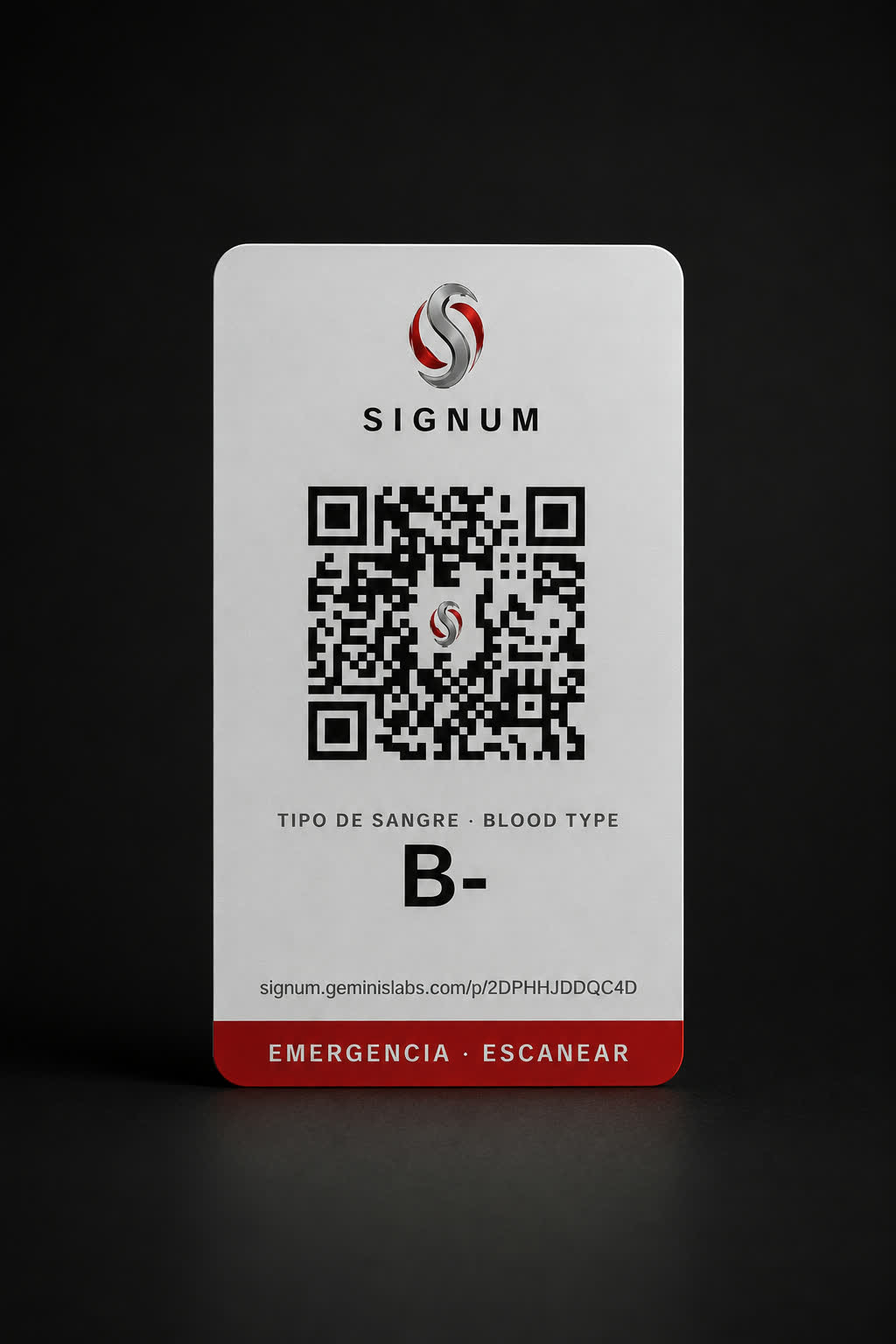 Tarjeta vertical con el logotipo de Signum, el código QR, el tipo de sangre en grande y la dirección de la página pública.